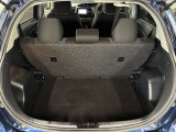 トランク収納スペースをご確認ください。荷物の積み下ろしがしやすい広さを確保しており、日常使いからレジャーまで幅広く活用できます。