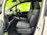 運転しやすいように設計された空間。ドライバーの視界を妨げない、広々とした室内が魅力です。快適なドライブをサポートします。