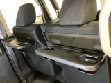 運転席・助手席の背もたれには、2列目シート用にカップホルダー付きの「格納式のシートバックテーブル」を装備しています。休憩時のちょっとした時間などカップを置いたり、小物置きに使えて便利です。