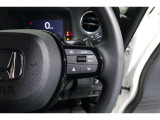 Hondaセンシングの機能のひとつ、アダプティブクルーズコントロール付!アクセルから足を離しても設定したスピードと前車との車間を保ち走行してくれます!車線維持もアシスト☆高速道路で疲労軽減ですね☆