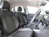 運転席助手席でございます。少し固めですが、長時間乗っても疲れにくいシートとなっております!!