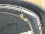 【ブラインドスポットモニター】走行中、ドアミラーの死角になりやすい箇所に後続車が接近するとサイドミラーのレンズに警告を表示!ドライバーに注意喚起をしてくれます。