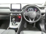 運転席からの視界はこんな感じです☆お気軽にご来店いただき、実際に座って是非お確かめください。ドライバーに寄り添う快適な操作フィールをもたらすステアリングです。