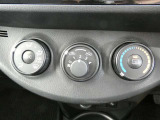 マニュアルエアコン装着です。夏は、快適に、冬でも車内の曇りを取ってくれるので安全です。