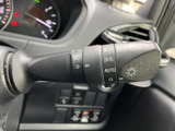 操作しやすいウインカーレバーで、安全な車線変更をサポートします。直感的に操作でき、運転に集中できます。日常の運転をより快適に。