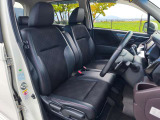 運転席のシートはホールド性に優れ疲れませんよ!
