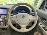 握りやすいステアリングは、長時間の運転でも疲れにくい設計です。操作性も高く、スムーズなドライビングをサポートします。