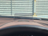 運転視界の遠方上方に虚像を投影することで前を見ながら情報の視認ができます。本当にドライバーが必要な情報を適切に伝え、楽しんで頂くことを考えた新世代装備です。※虚像は1.5m前方に浮かぶイメージです。