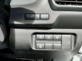 運転席右側に各種スイッチが集約されています!衝突軽減ブレーキ、踏み間違い防止装置付きで安全装備も充実しています