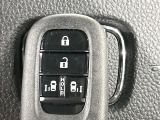 【Hondaスマートキー】カバンやポケットに入れたままでもドアの施錠・解錠が可能なスマートキーを装備。エンジンのオン・オフ時もカギを取り出す必要が無いからとっても便利です♪