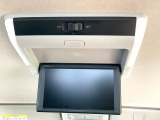 【フリップダウンモニター】大画面モニターで後席でもエンタメをお楽しみいただけます。小さなお子様にも大人気の装備です♪