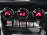 左右独立温度コントロールフルオートエアコンです。運転席、助手席それぞれで独立して温度設定ができます。冷え性の方が乗っても安心ですね♪