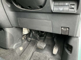 駐車ブレーキは足踏み式です