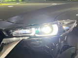 【LEDヘッドライト】悪天候や夜間走行時も良好な視界を確保し安心して運転できる高輝度LEDヘッドライトを装備!点灯速度が早く、消費電力も抑えられています。