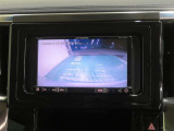 車両後方の映像を映すバックモニター。進路を確認しながら安全に車庫入れできます。