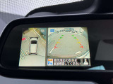空から見下ろしているような視点で周囲を確認できるアラウンドビューモニター。駐車時にとても便利です。