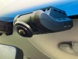 運転席から見えにくい後方を確認でき、安全な駐車をサポート。狭い場所でも、落ち着いて操作できます。