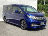 狭い駐車場でも、スライドドアならチャイルドシートへのお子さまの乗降や荷物の積載もスムーズ。とても便利な【両側電動スライドドア】ドアハンドを少し引くだけでリアドアが自動開閉します。