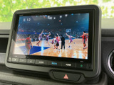 停車中には、テレビや映像コンテンツを楽しめます。長距離移動や休憩時間に、リラックスした時間を過ごせるのが魅力です。