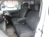運転席はひじ掛け付きでゆったり広々です。
