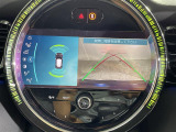 【全方位モニター】まるでクルマを真上から見下ろしたかのような視点で駐車をサポートします!クルマの斜め後ろや真横など、前後左右の4つのカメラの映像が合成されて、モニターに映し出されます。