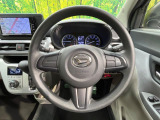 インテリアに合わせたデザインのステアリングは、運転される方のことも考え、運転しやすい形状、大きさです。是非一度、実際に触ってお確かめください。