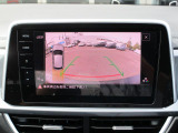 ギアをバックに入れると自動的に車両の後方の映像を映し出します。車庫入れや縦列駐車を行う際に役に立つガイドラインが表示され運転をサポートしてくれます.