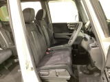 女性でも運転がしやすいように、シートの高さ調整機能(シートリフター)がついています。運転席と助手席の間が空いている為、助手席側への移動がスムーズです。交通量の多い道でも助手席側から乗り降りができます。