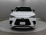 エクステリアは、一目でLEXUSとわかるスピンドルグリルを起点に、人が乗るキャビンの前後を大胆に絞り込んだ菱形のボディと力強く張り出したホイールフレアを融合させ、タイヤの存在を強調しています。