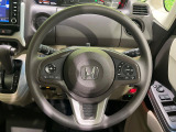 インテリアに合わせたデザインのステアリングは、運転される方のことも考え、運転しやすい形状、大きさです。是非一度、実際に触ってお確かめください。