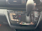【オートエアコン】一度お好みの温度に設定すれば、車内の温度を検知し風量や温度を自動で調整。暑い&hellip;寒い&hellip;と何度もスイッチ操作をする必要はありません。快適な車内空間には必須の機能ですね♪