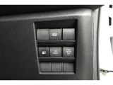 オートマチックハイビームとは、先行車や対向車のライトを認識し、ハイビームとロービームを自動で切り替える機能です。夜道の視界を確保します。詳細は販売店スタッフまでおたずねください。