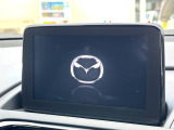 【マツダコネクト】車内の雰囲気にマッチした一体型タイプのディスプレイ。各種車輌設定やBluetooth再生等、様々な機能が楽しめます。専用SDカードのご購入で、ナビ機能も使用出来ます。