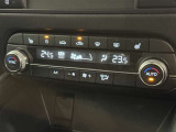 左右独立温度コントロールフルオートエアコンです。運転席、助手席それぞれで独立して温度設定ができます。冷え性の方が乗っても安心ですね♪