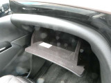 助手席前には車検証の収納に便利なグローブBOXが備わっています。