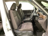 女性でも運転がしやすいように、シートの高さ調整機能(シートリフター)がついています。運転席と助手席の間が空いている為、助手席側への移動がスムーズです。交通量の多い道でも助手席側から乗り降りができます。