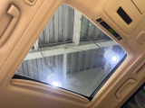 【サンルーフ】ボタンひとつで開閉可能!開放感たっぷりのサンルーフが装着されています!車内に明かりを取り入れたり景色を楽しむ以外にも、よどみがちな車内の空気も簡単に換気できて快適です!
