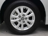 純正アルミホイールは精度が高く、走行の安定性が優れています。タイヤサイズ195/65R15