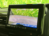 狭い道や駐車場での運転をサポートするバックモニター。後方の状況を安全に確認でき、スムーズな駐車操作をアシストします。