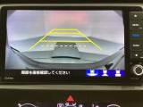 バックでの車庫入れも安心です!リアカメラが付いているバックモニター付のナビを装備しております。操作線もついており距離感も画面から確認できます。