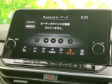 見やすい大型ディスプレイが、快適なドライブをサポート。直感的な操作で、お気に入りの音楽やラジオを簡単に見つけられます。