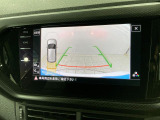 ギアをリバースに入れると車両後方の映像を映し出します。画面にはガイドラインが表示され、車庫入れや縦列駐車などの際に安全確認をサポートします。