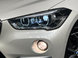 ●LEDヘッドライト:夜間走行時も良好な視界を確保し安心して運転できる高輝度LEDヘッドライトを装備!点灯速度が早く、消費電力も抑えられています。