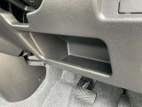 軽でも広々使えるフットブレーキ!助手席との移動も可能で、使用空間広々です♪