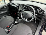 フランス車ならではのオシャレな内装がオススメです!