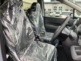 ゆったりとした空間で、快適なドライブをお楽しみいただけます。運転席からの視界も広く、運転操作もスムーズです。