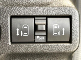 【両側パワースライドドア】スマートキーや運転席のスイッチで後席両側スライドドアの開閉が可能♪電動だから力を入れてドアを開ける必要が無く、小さなお子様でも簡単に開け閉めでき快適です♪