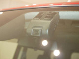 【ドラレコ前】今では車の必需品です。運転中の映像や音声を記録して残します。事故などが起きた場合の証拠になるので、もしもの時に役立ちます。