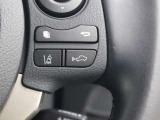 車間距離を保ちながら追従走行するレーダークルーズコントロール(全車速追従機能付)装備。ミリ波レーダーと単眼カメラで先行車を認識し、設定した車間距離を保ちながら追従走行を支援します。