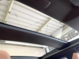 【ガラスルーフ】ガラスルーフ搭載で車内の解放感が一気にアップ!開放的なドライブをお楽しみいただけます。
